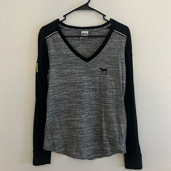 PINK Victoria’s Secret v-neck - Picture 1 of 3